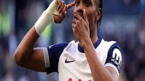 德约科维奇首盘抢七败北退赛，兹维列夫挺进澳网男单决赛